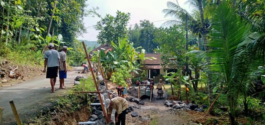 PEMBANGUNAN TALUD DI PADUKUHAN BLUBUK  TINGKATKAN KEAMANAN JALAN DAN DRAINASE